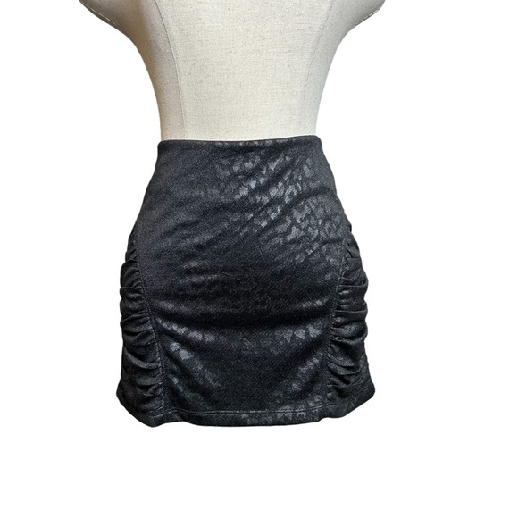 2/$30 2B Bebe Black on Black Animal Leopard Printed Ruched Mini Skirt Size Small - Picture 4 of 13